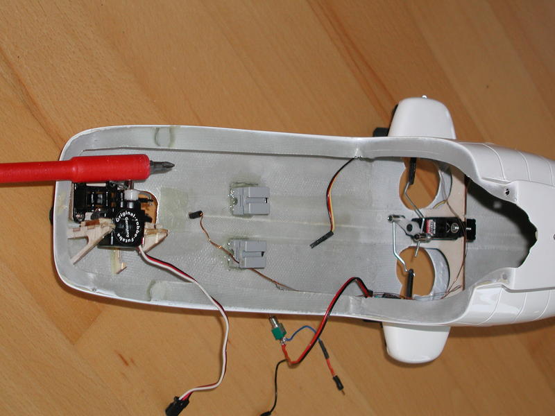 Die Innereien, bereits mit Beleuchtungsmodul und EZFW. Deutlich zu sehen: Die zementierten Fischertechniksteine.
