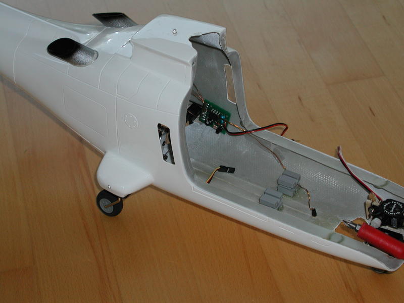 Seitenansicht, im Hintergrund das Beleuchtungsmodul, oben und links am Fahrwerk die LEDs.