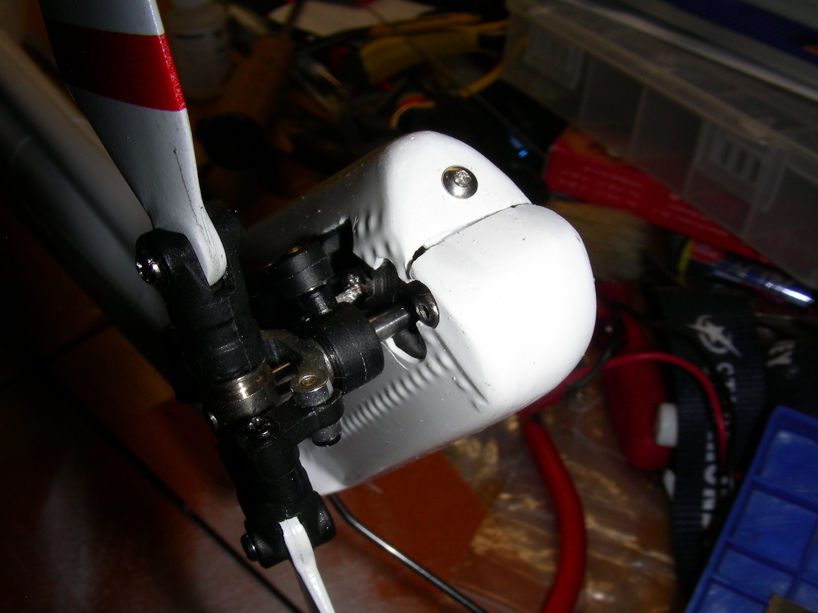 Schraubbefestigung oben auf der Heckflosse