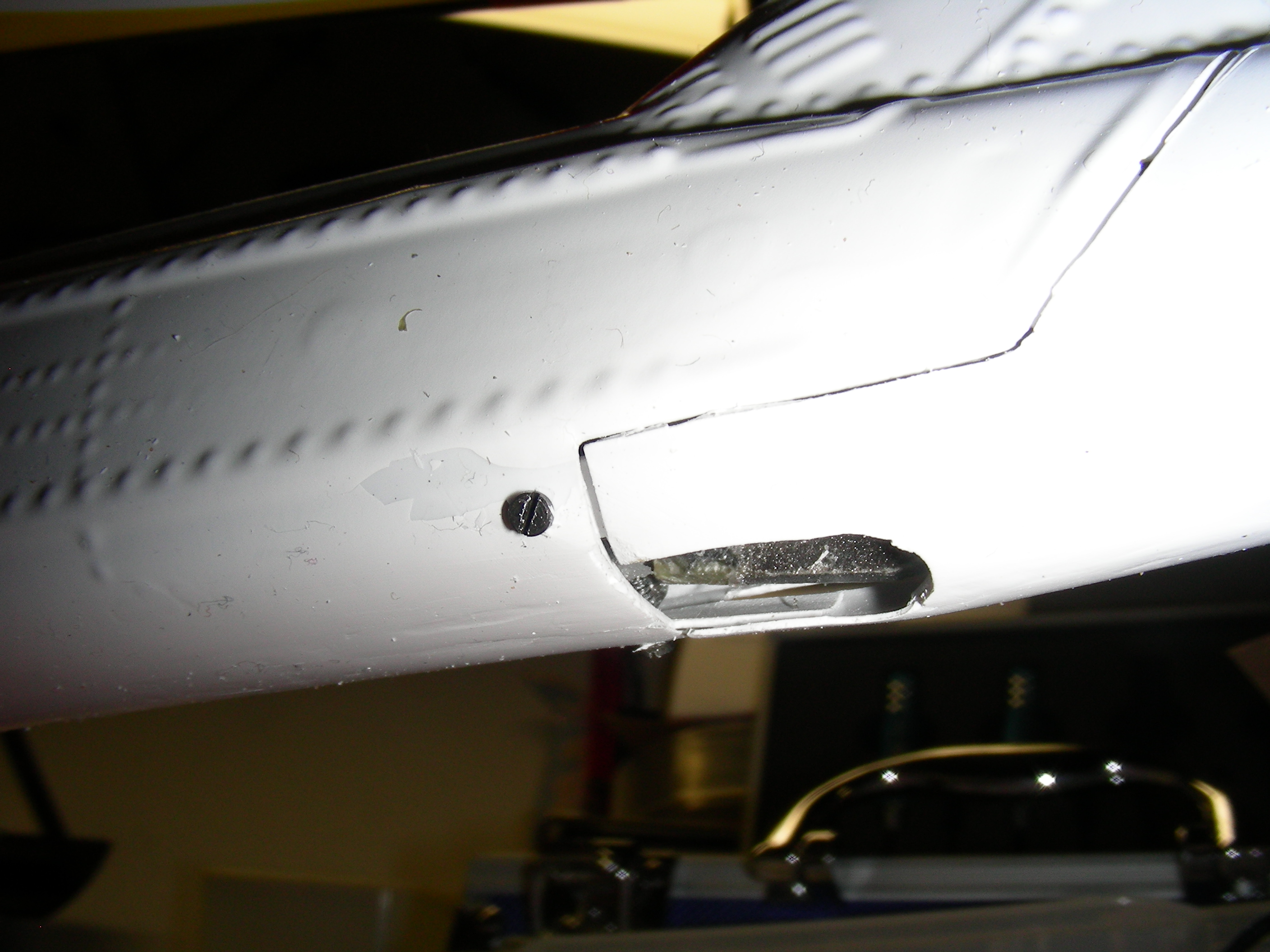 Schraublaschen unten am Heck